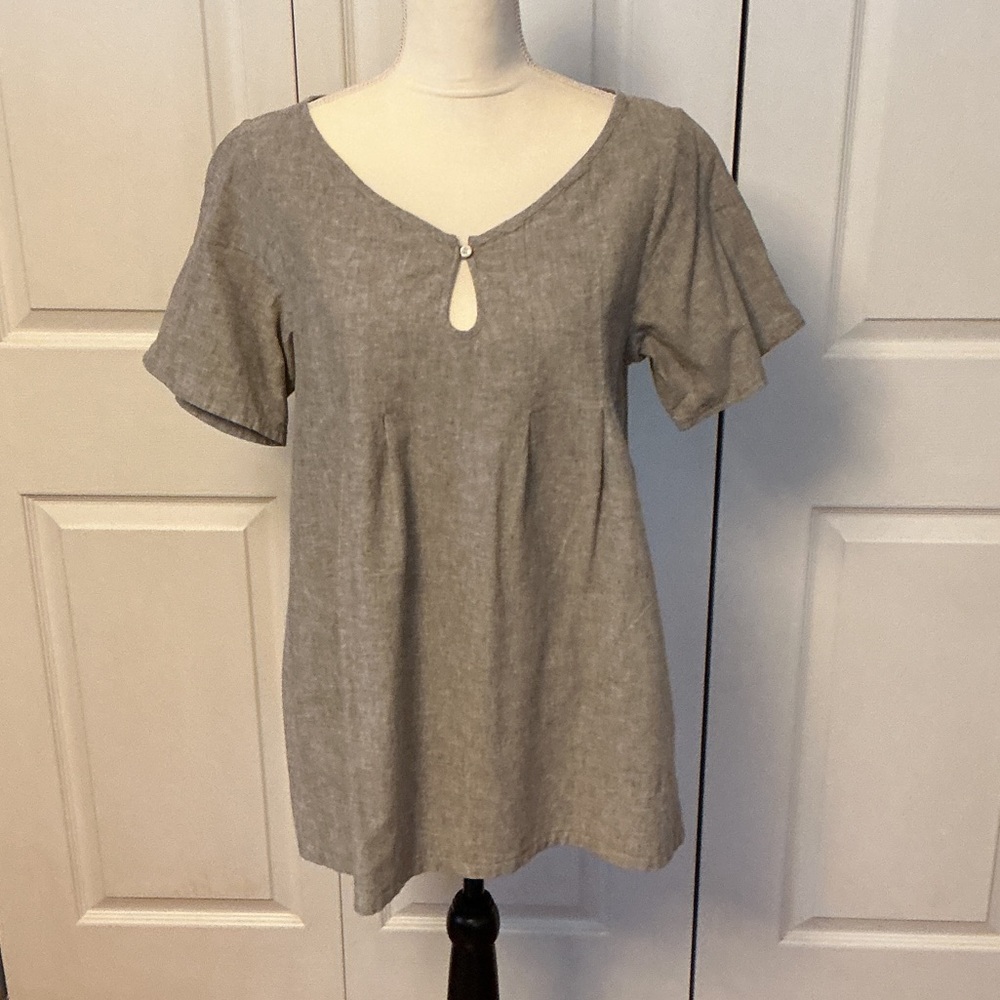 Chic Gray Keyhole Blouse